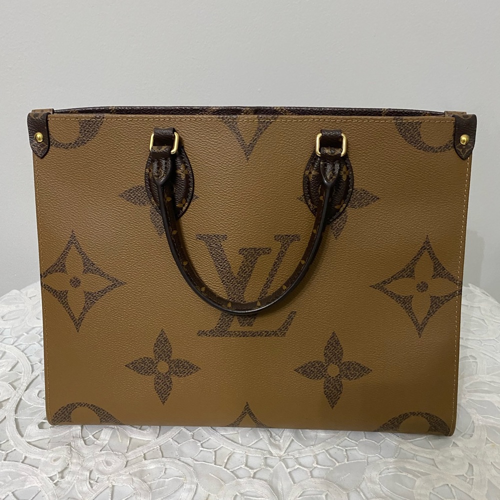 Like New Louis Vuitton Onthego MM Reverse Monogram
Work career style Tote Bag